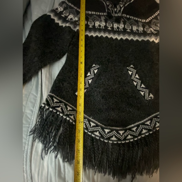 Alpaca hooded black llama sweater with fringe - Picture 8 of 9